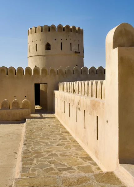 Castillo de Sunaysilah o Fuerte en Sur. Omán — Foto de Stock