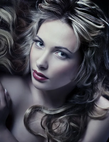 Porträtt av en vacker blond kvinna — Stockfoto