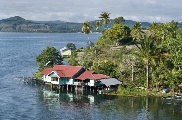 Hus på en ö på sjön i sentani — Stockfoto