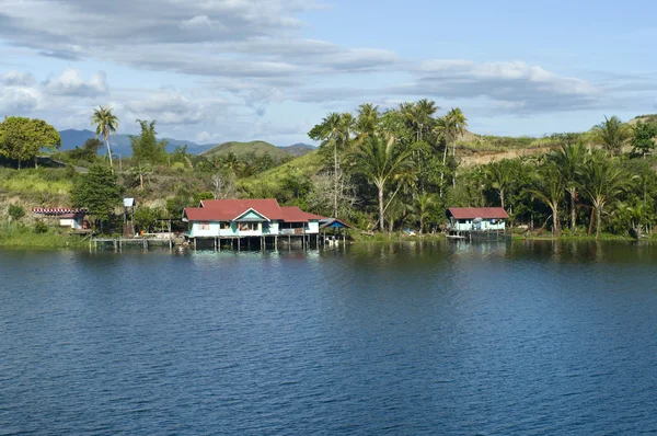 Casa em uma ilha no lago de Sentani — Fotografia de Stock
