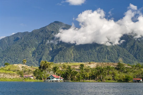 Casa en una isla en el lago de Sentani —  Fotos de Stock