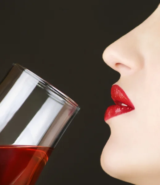 Fechar-se de belos lábios femininos bebendo vinho — Fotografia de Stock