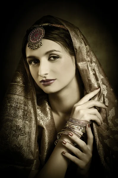 Retrato morena bonita com traje tradicional — Fotografia de Stock