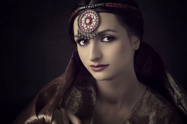 Retrato com traje tradicional. Estilo indiano — Fotografia de Stock