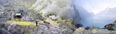 sulphatic volkan Ijen'de bir krater Gölü