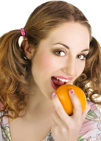 Mujer joven bonita con naranja — Foto de Stock