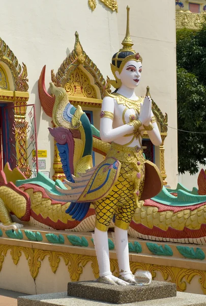 Skulptur på den thailändska templet wat chayamangkalaram, malaysia — Stockfoto