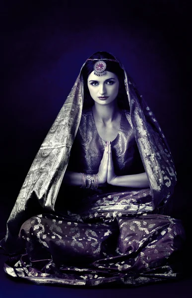 Retrato morena bonita com traje indiano tradicional — Fotografia de Stock