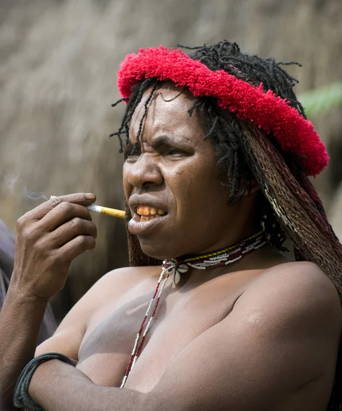A traditional papua woman in a village near Wamena — Stockfoto