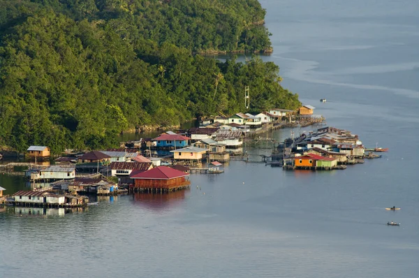 Göl sentani bir adada evler — Stok fotoğraf