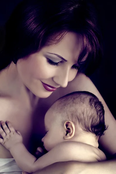 Bebek annesi silah uyur — Stok fotoğraf