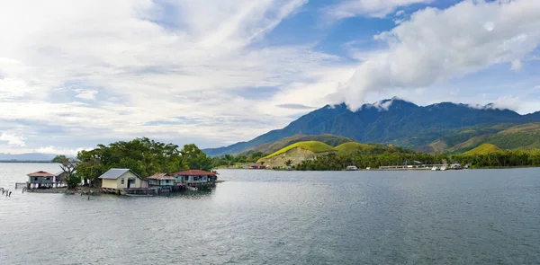 Île sur le lac Sentani, Nouvelle-Guinée — Photo