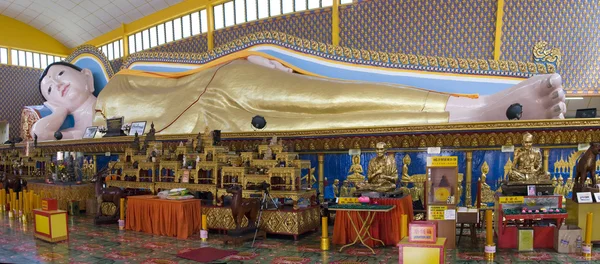 Skulptur sovande buddha på den thailändska templet wat chayamangkalara — Stockfoto