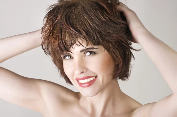 Foto av vackra skrattande kvinna med kort hår — Stockfoto