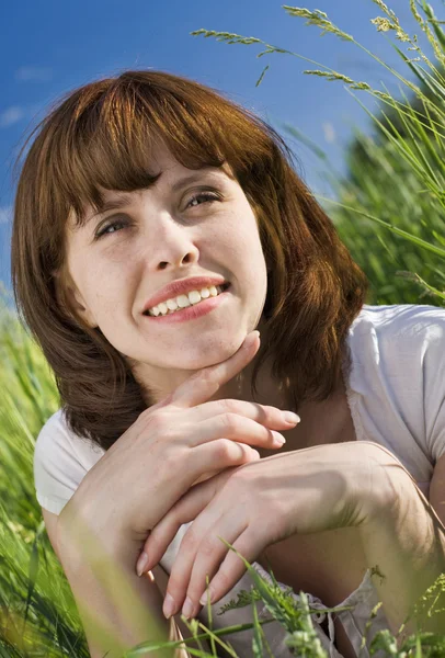 Portret van een jonge vrouw met rood haar — Stockfoto