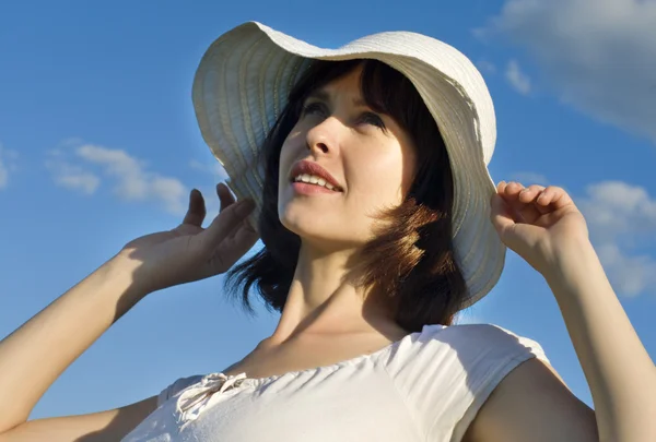 Atractiva mujer con un sombrero — Stockfoto