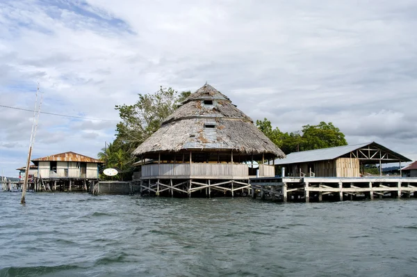 Σπίτια σε ένα νησί για τη λίμνη sentani — Φωτογραφία Αρχείου