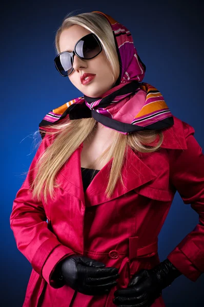 Porträt einer attraktiven Frau mit Sonnenbrille. — Stockfoto