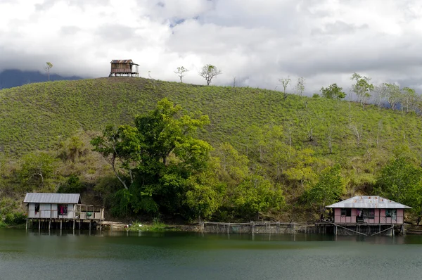 Casas em uma ilha no lago Sentani — Fotografia de Stock