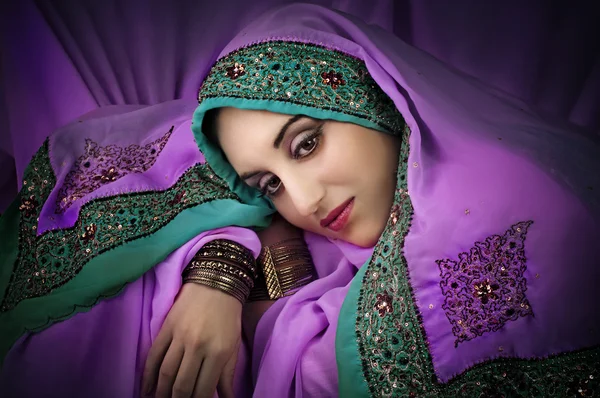 Belle femme en costume indien traditionnel — Photo
