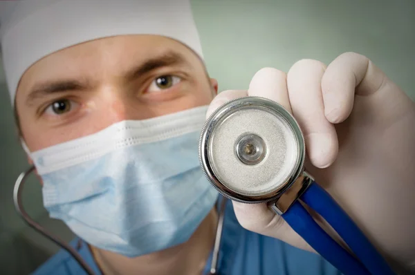 Bir elinde stetoskop ile genç bir doktor — Stok fotoğraf