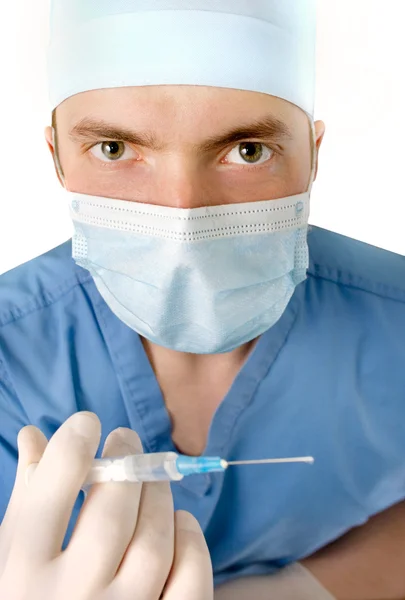 Молодой врач со шприцем для инъекций — стоковое фото