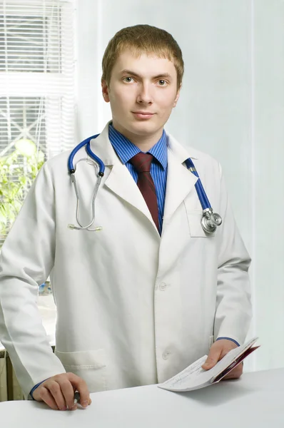Ένα πορτρέτο ενός ειδικευόμενου γιατρού στο νοσοκομείο — Φωτογραφία Αρχείου