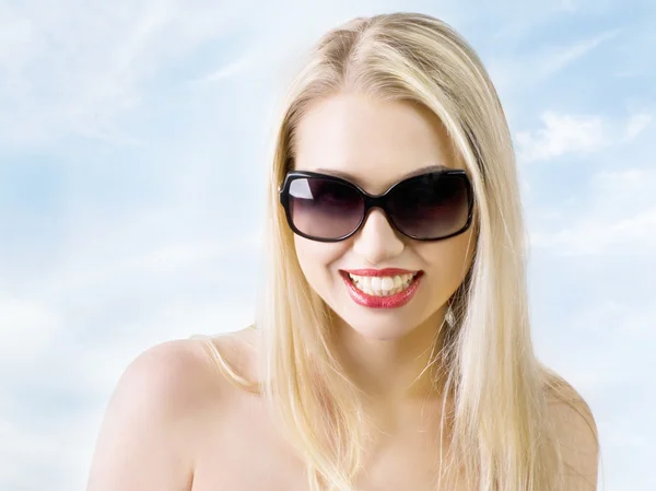 Fiatal nő visel a nagy modern napszemüveg. — Stock Fotó