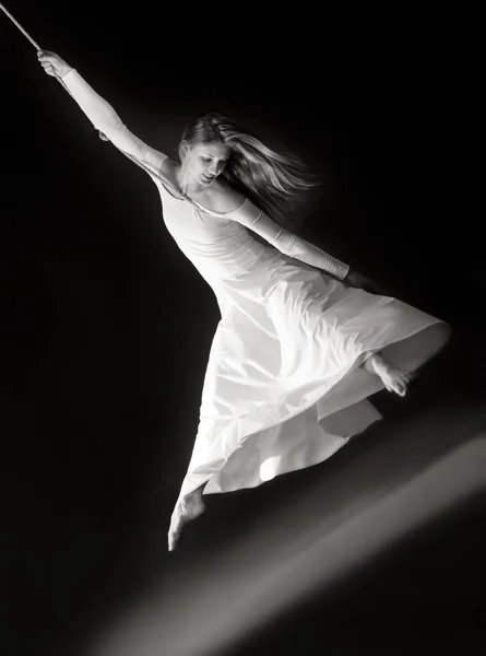 Attraente donna danzante su corda — Foto Stock