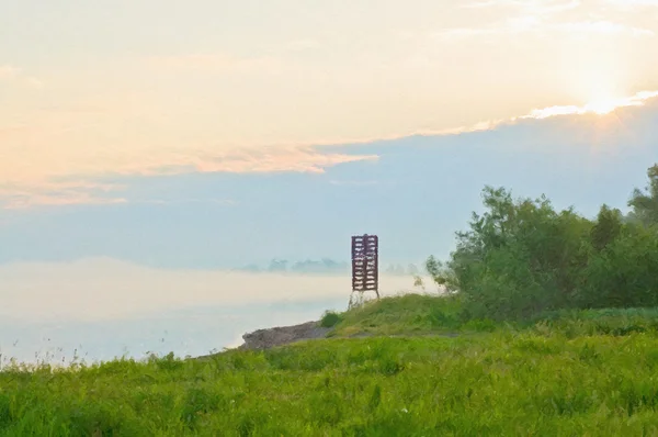Solární mlhavé ráno na řece Jenisej banky — Stock fotografie