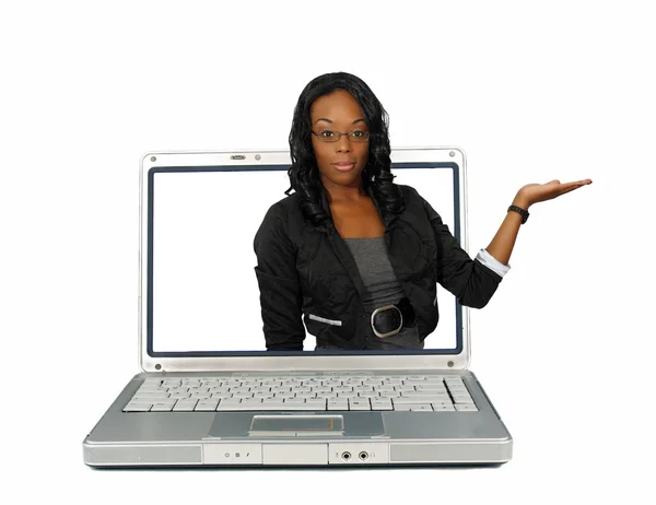 Güzel hostes bir Laptop ekranında (1) — Stok fotoğraf