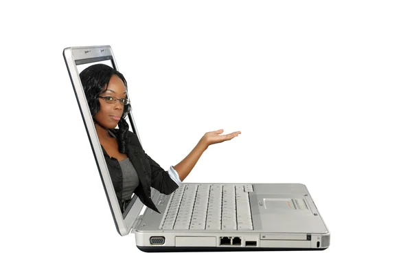 美丽的女主人对笔记本电脑的屏幕 (2) — 图库照片
