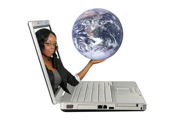 Schöne Gastgeberin auf einem Laptop-Bildschirm (3) — Stockfoto