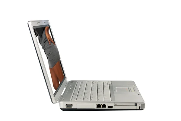 Bela preto feminino cuzinho no um laptop tela — Fotografia de Stock
