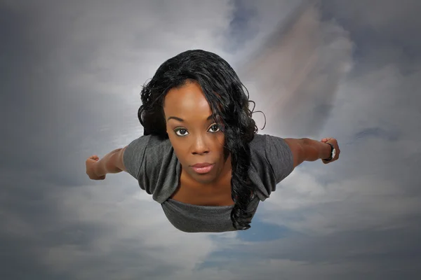 飛んで美しい黒人女性 — ストック写真