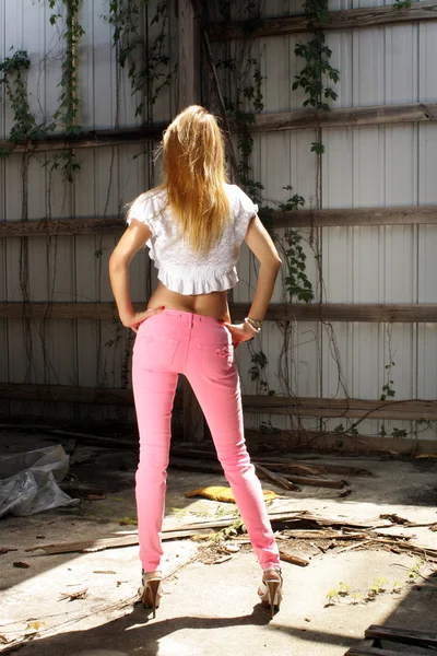 Belle blonde dans un entrepôt abandonné (1 ) — Photo