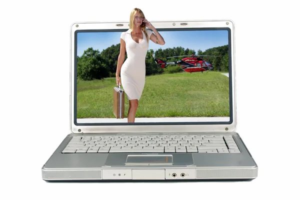 Mulher de negócios na tela do laptop na frente de um helicóptero — Fotografia de Stock