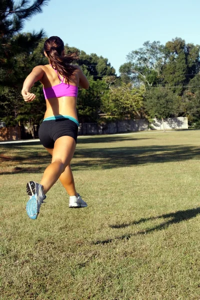Piękna brunetka biegania na świeżym powietrzu (5) — Zdjęcie stockowe