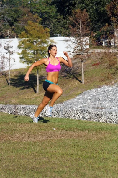 Bela morena sprinting ao ar livre (2 ) — Fotografia de Stock