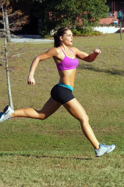 Bela morena sprinting ao ar livre (3 ) — Fotografia de Stock