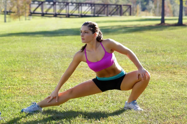 Beautiful Brunette Ahtlete Stretches Outdoors (6) — Stock Photo, Image