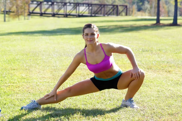 Beautiful Brunette Ahtlete Stretches Outdoors (7) — Stock Photo, Image