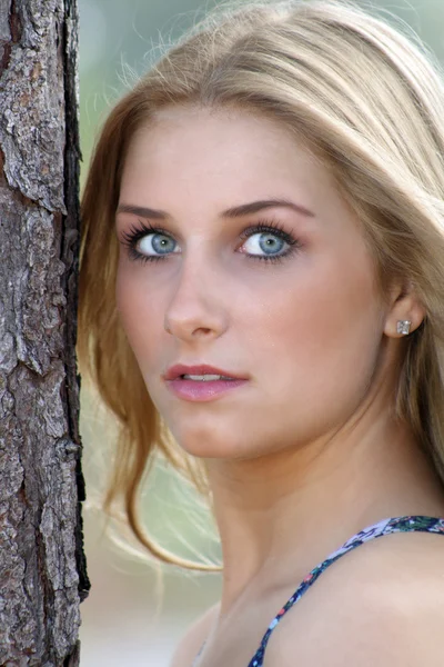 Vacker ung blondin utomhus (2) — Stockfoto