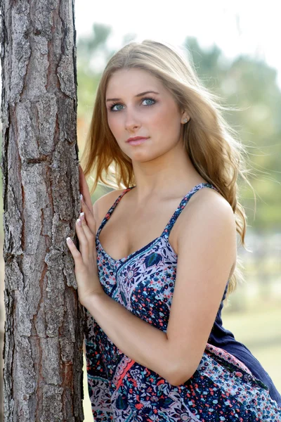 Vacker ung blondin utomhus (3) — Stockfoto