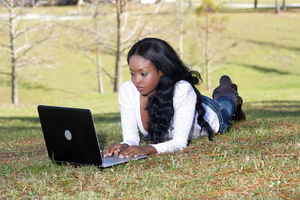Beautiful Casual Woman Outdoors with Laptop (3) — Stock Photo, Image