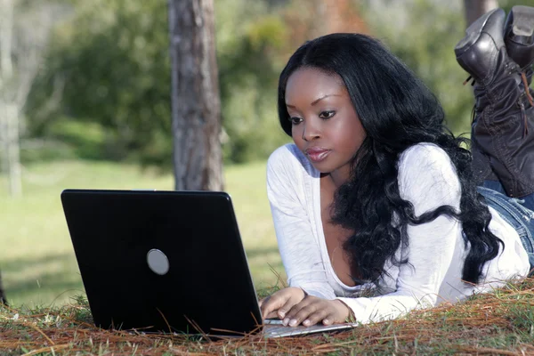 Güzel rahat bir kadınla açık havada Laptop (5) — Stok fotoğraf