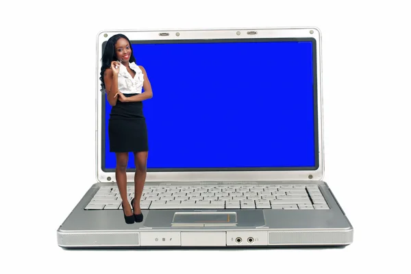 Schöne junge Geschäftsfrau steht auf einem Laptop-Computer — Stockfoto