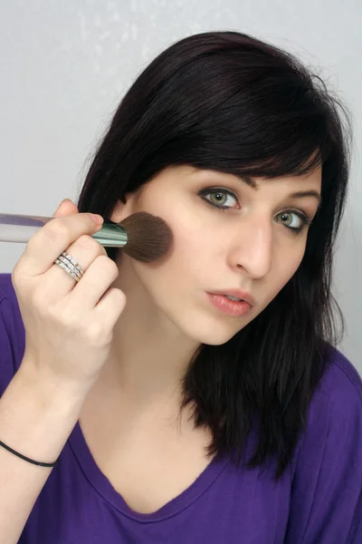 Mulher jovem bonita aplica maquiagem (1 ) — Fotografia de Stock