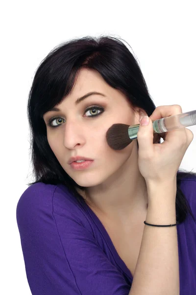 Mooie jonge vrouw geldt make-up (3) — Stockfoto