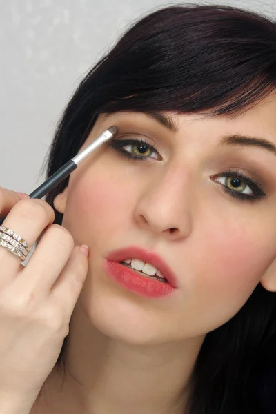 Mulher jovem bonita aplica maquiagem (5 ) — Fotografia de Stock